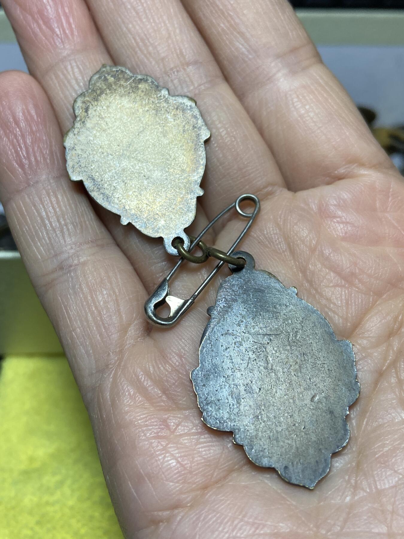 2025年第一百二十七场(总第一百五十三场）外国好品章牌、散币(免佣金) AAD章牌两枚，重15.84克