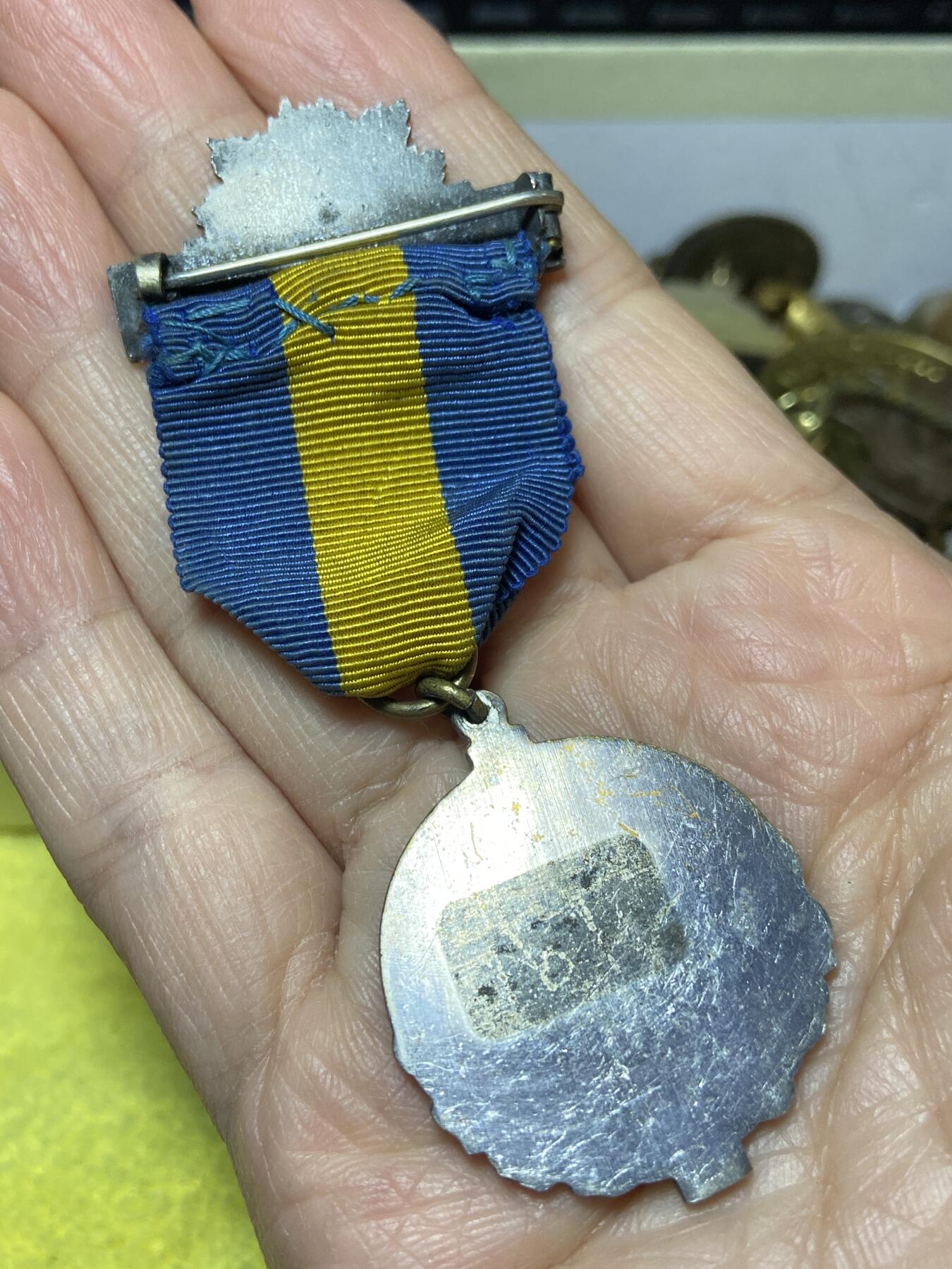 2025年第一百二十七场(总第一百五十三场）外国好品章牌、散币(免佣金) 加拿大军团1936年纪念奖章(退伍军人组织纪念活动奖章)，重21.28克