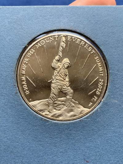 《竞宝斋》第437场 周日，周一2场连拍 （全场包邮） 1973年首次登顶珠峰20周年克朗型纪念章，39mm。人类首次登顶珠穆朗玛峰发生在‌1953年‌，由新西兰登山家埃德蒙·希拉里和尼泊尔向导丹增·诺尔盖于1953年5月29日完成。‌