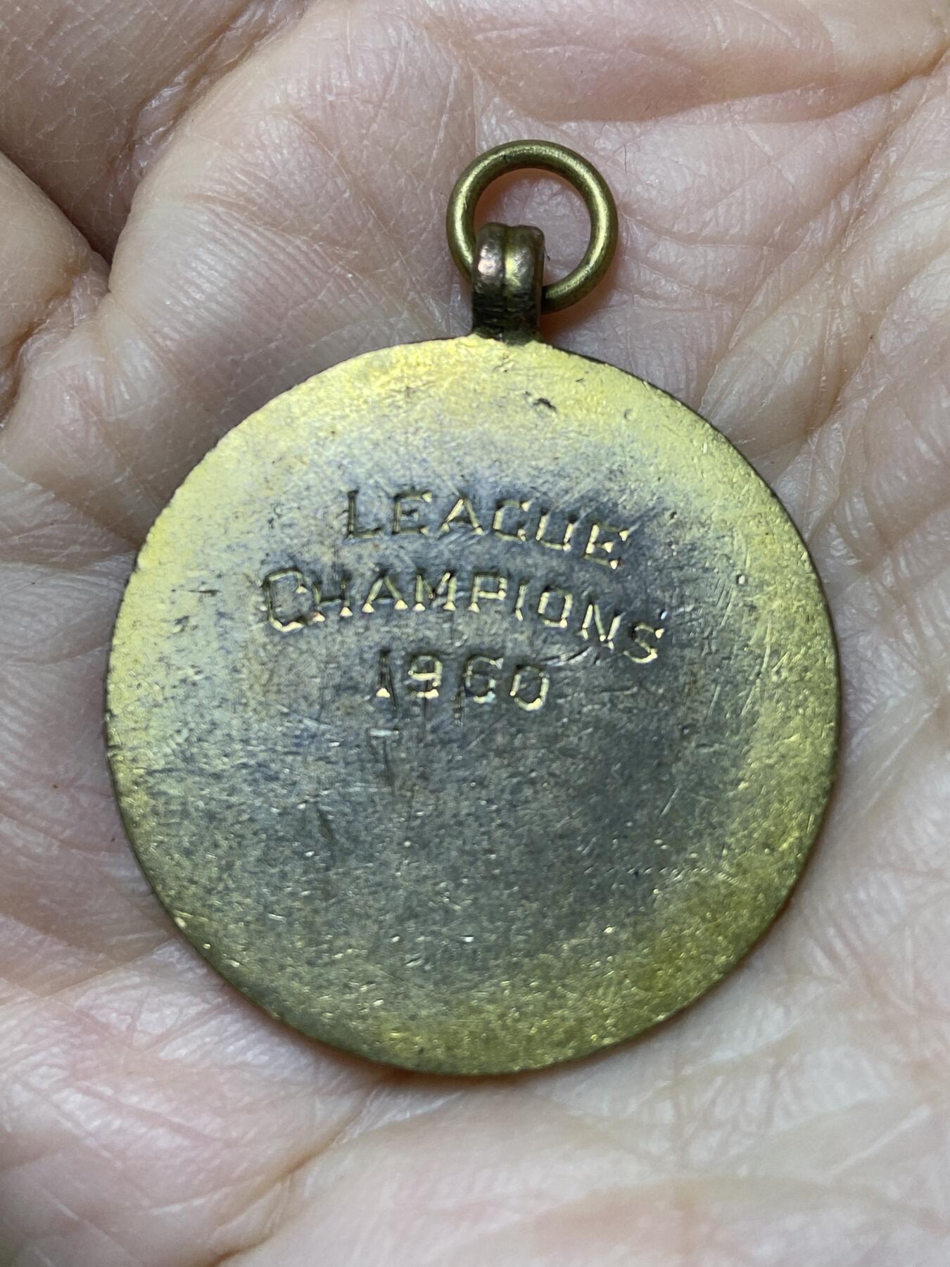 2025年第一百二十七场(总第一百五十三场）外国好品章牌、散币(免佣金) 英国🇬🇧1960年沃里克郡南部服务足球联赛的赛事奖牌，重13.43克