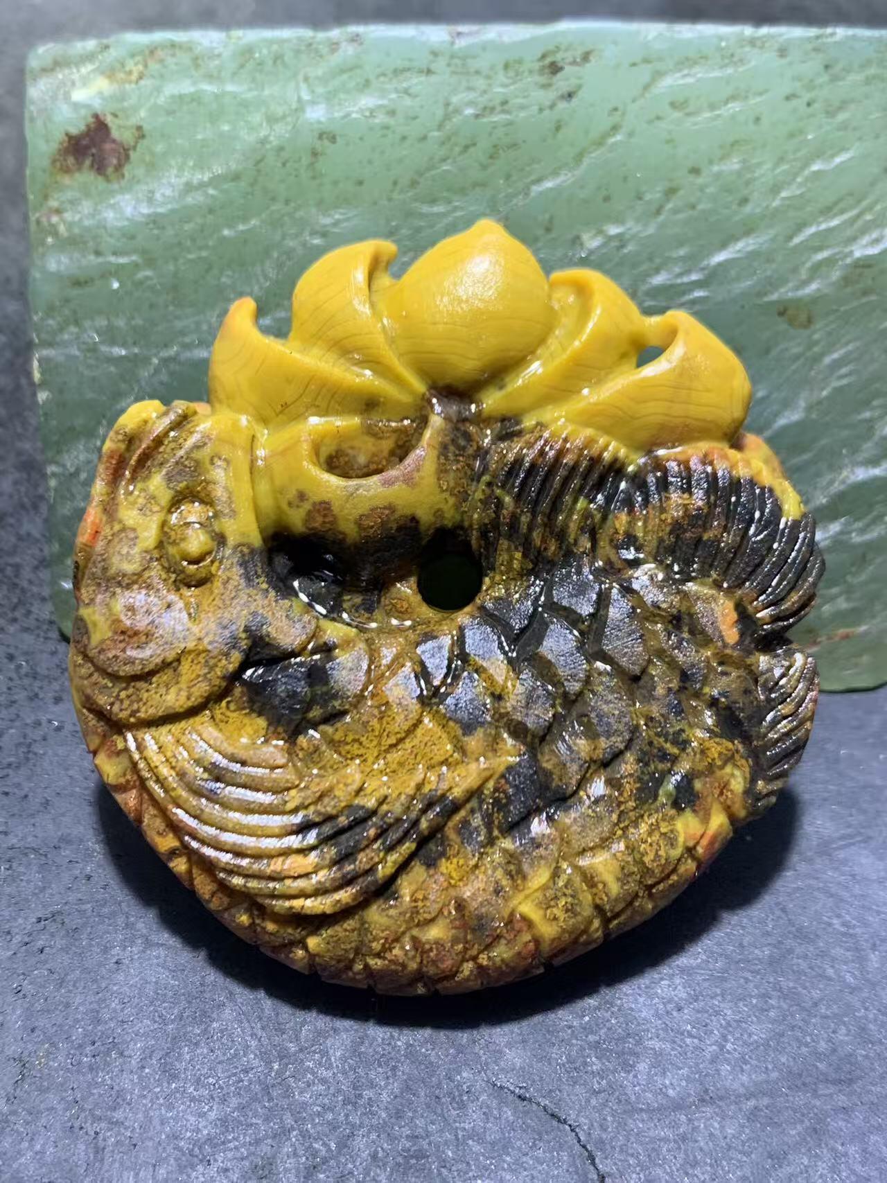 精美亚光战国红玛瑙手工俏色巧雕龙鱼莲花平安扣，（吊坠）一个