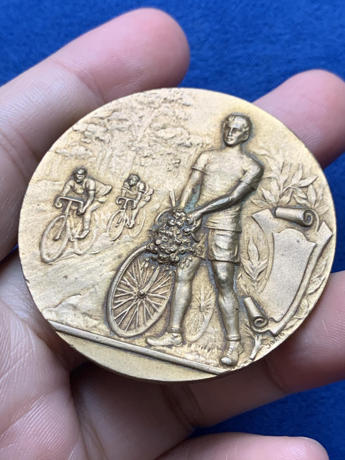 《竞宝斋》第437场 周日，周一2场连拍 （全场包邮） 法国1951年自行车联合会铜质奖章，46.2克，49.2mm，目测有镀金，细节见图