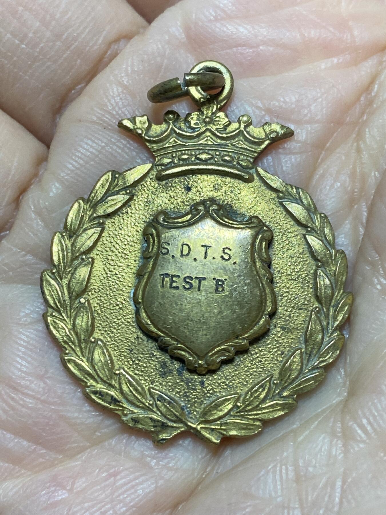 2025年第一百二十七场(总第一百五十三场）外国好品章牌、散币(免佣金) 盾徽图案章牌，重12.46克