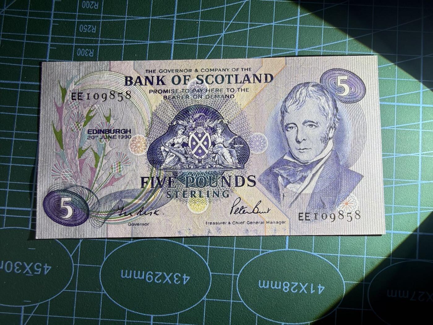 【炜奕收藏】，第五十期 1990年苏格兰银行5镑，UNC品相，下方有轻微拖墨，号码无347