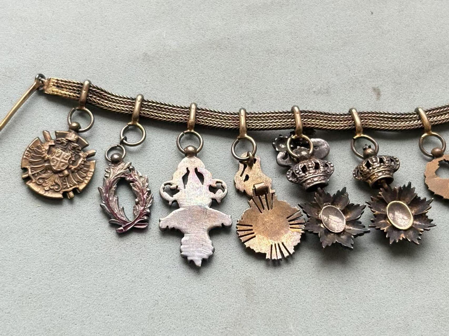 盛世勋华——号角文化勋章邮票专场拍卖第288期 法国11联迷你礼服链 （珠宝定制版）包括：荣誉军团勋章.战斗十字奖章.一战胜利奖章.一战战争纪念奖章.一战东方战役奖章.柬埔寨王室勋章.安南青龙勋章.柬埔寨索瓦塔拉皇家勋章.老挝万象及白伞勋章.学术棕榈勋章.塞尔维亚一战奖章 部分银制 东南亚勋章少见