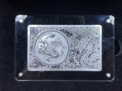 《竞宝斋》第437场 周日，周一2场连拍 （全场包邮） 2025 中国龙银币 首发纪念典藏版套装 德国MDM发行 2盎司银条+1盎司银币 共3盎司纯银 原装盒证 仅发行2025套 本套编号：2004