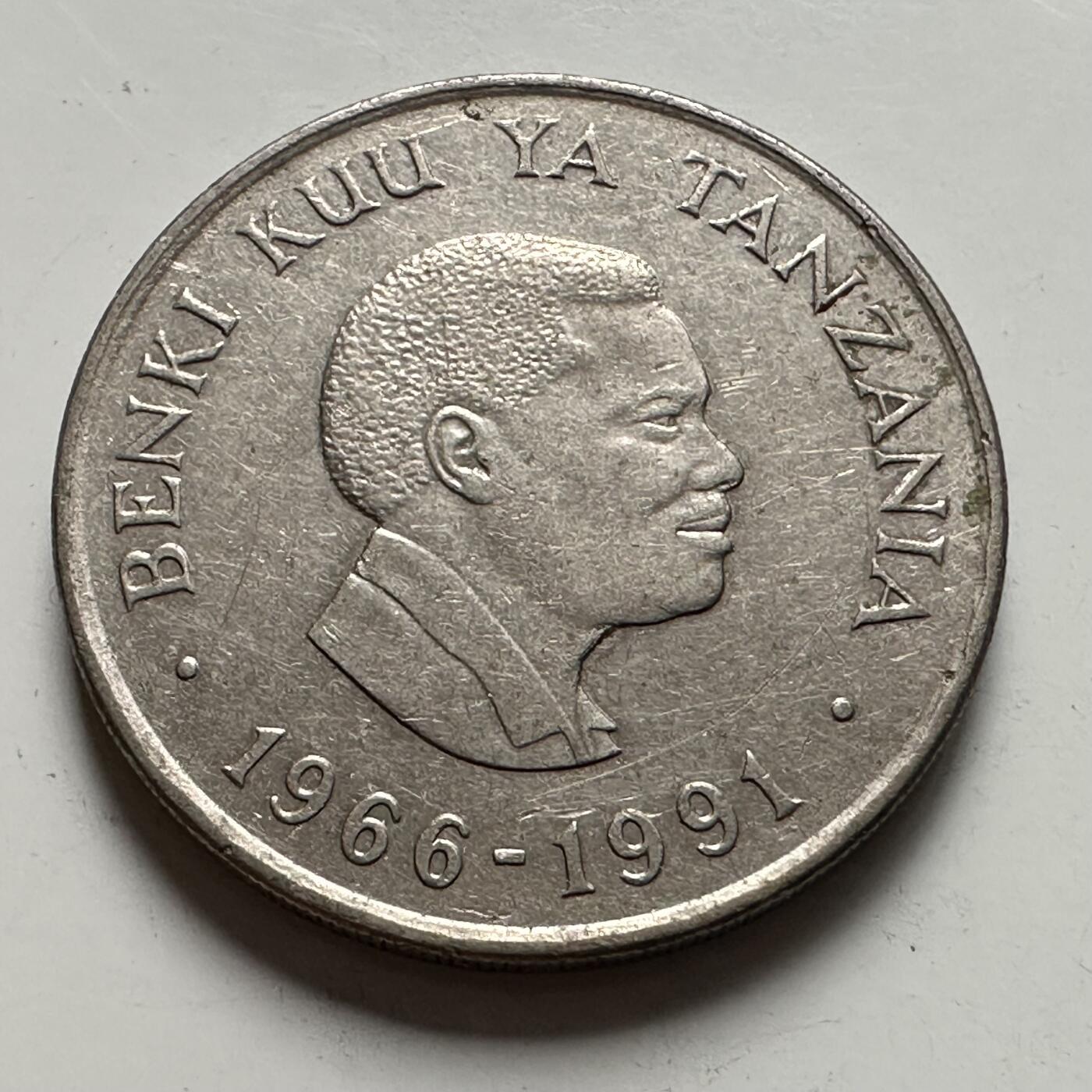 🌹外币初藏🌹🐯2025年第126场  每周二四六晚8️⃣点 接代拍 坦桑尼亚1981年国家银行25周年25先令纪念币