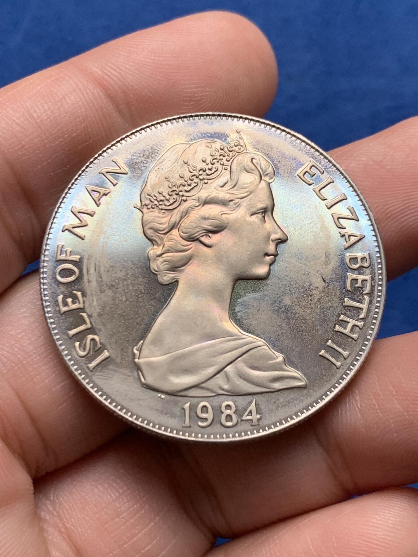 《竞宝斋》第437场 周日，周一2场连拍 （全场包邮） 英属马恩岛1984年洛杉矶夏季奥运会纪念1克朗 全新 38.5mm