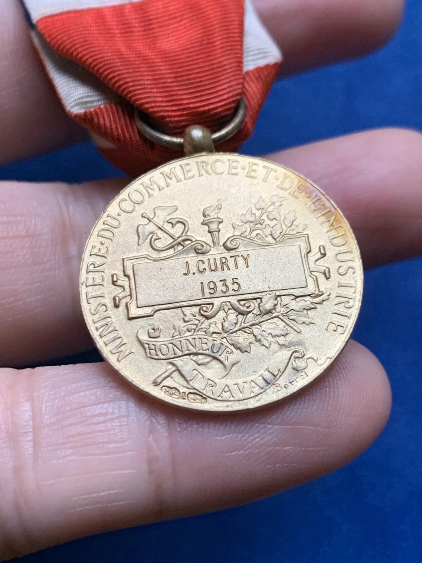 《竞宝斋》第437场 周日，周一2场连拍 （全场包邮） 法国1935年劳动荣誉奖章，镀金很美，绶带花结状态良好，总重约15.2克。