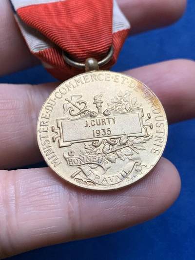《竞宝斋》第437场 周日，周一2场连拍 （全场包邮） 法国1935年劳动荣誉奖章，镀金很美，绶带花结状态良好，总重约15.2克。