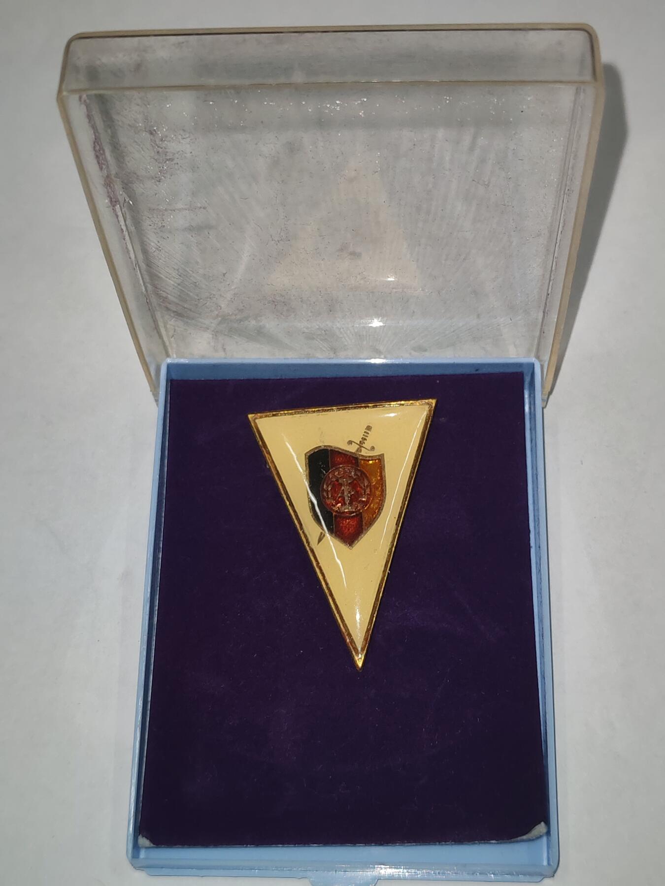 韵星假日精品2025秋季军品类拍卖会-- Rimey Holidays Boutique 2025 Autumn Militaria Sale 民主德国斯塔西国家安全学院毕业校徽带原盒