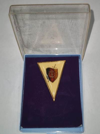 韵星假日精品2025秋季军品类拍卖会-- Rimey Holidays Boutique 2025 Autumn Militaria Sale - 民主德国斯塔西国家安全学院毕业校徽带原盒