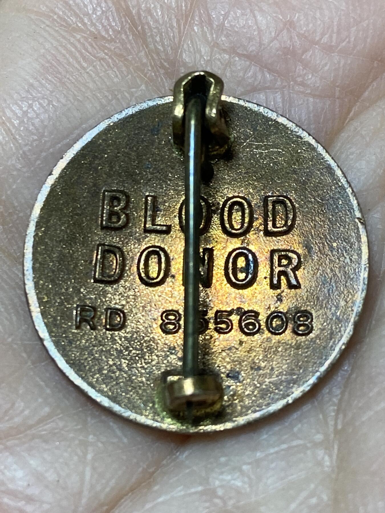 2025年第一百二十七场(总第一百五十三场）外国好品章牌、散币(免佣金) 疑似银制–献血者胸针，重5.34克