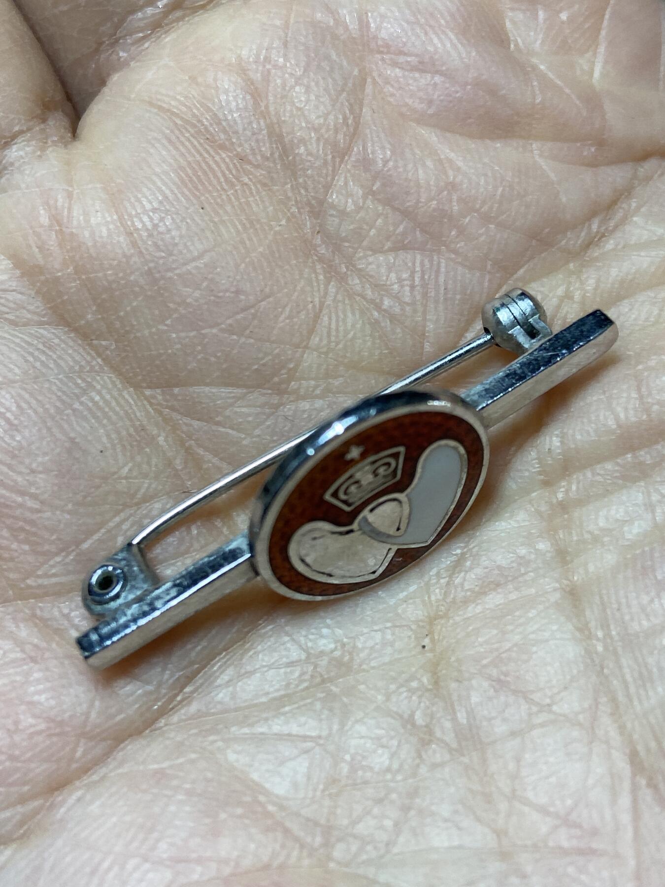 2025年第一百二十七场(总第一百五十三场）外国好品章牌、散币(免佣金) 银制–献血者胸针，重4.97克