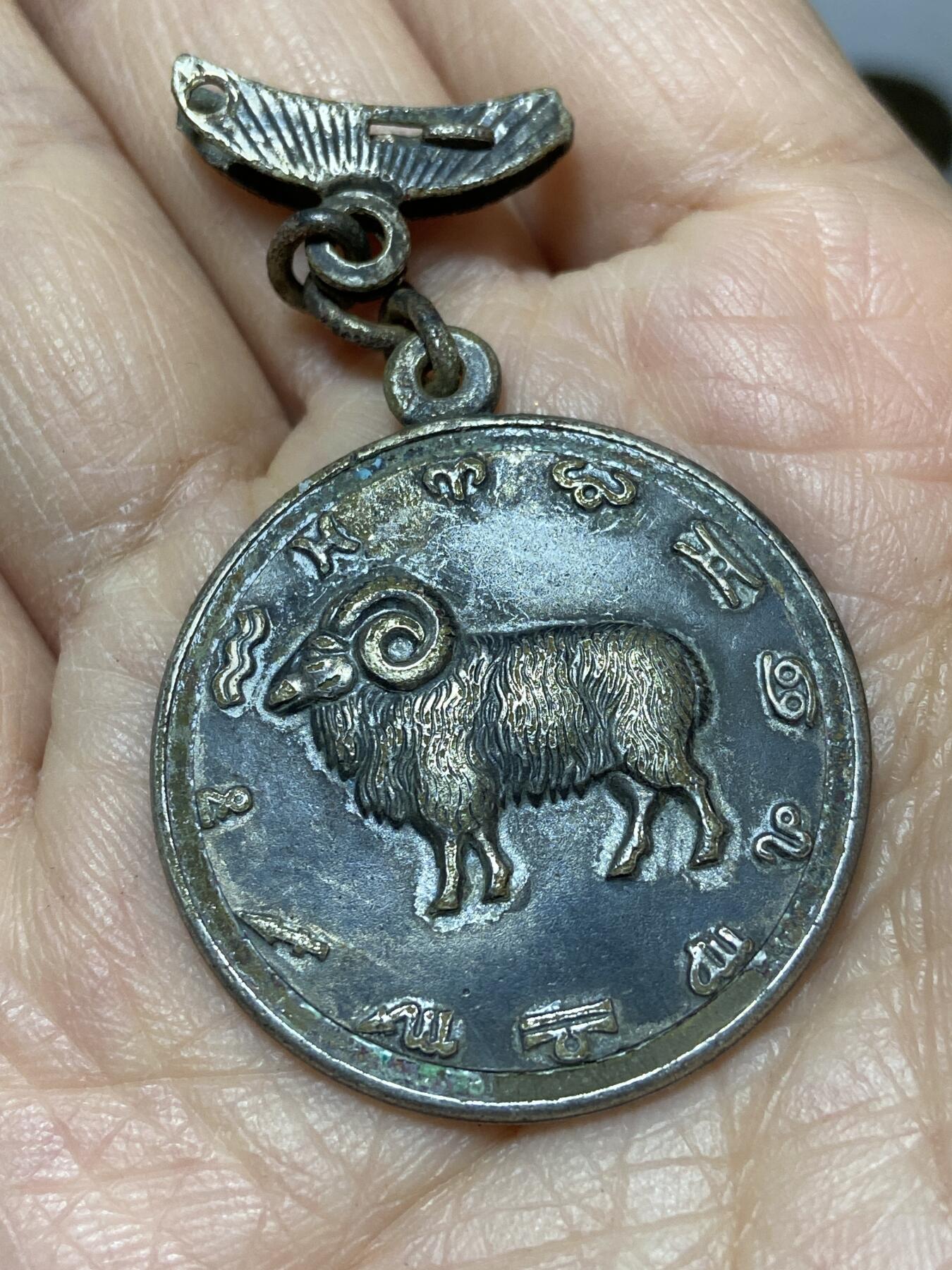 2025年第一百二十七场(总第一百五十三场）外国好品章牌、散币(免佣金) 牡羊座星座纪念章，重14.60克