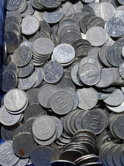 《竞宝斋》第437场 周日，周一2场连拍 （全场包邮） 韩国100韩元零钱1000枚，一枚重5.42克，总重约5.4公斤。面值10万韩元！汇率值约490元人民币