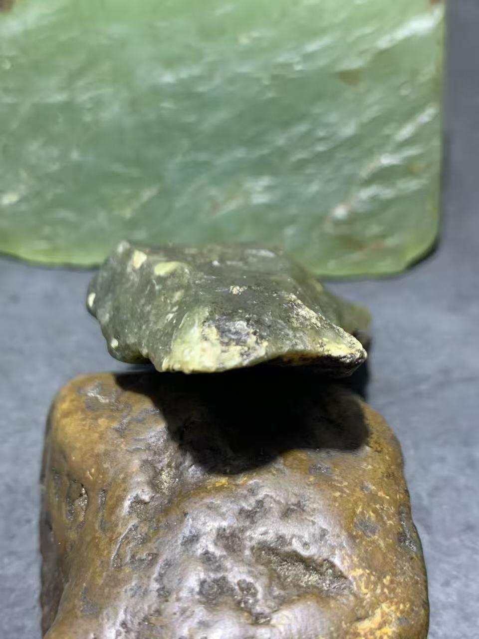 新疆戈壁风化纹和田玉青玉原石一颗