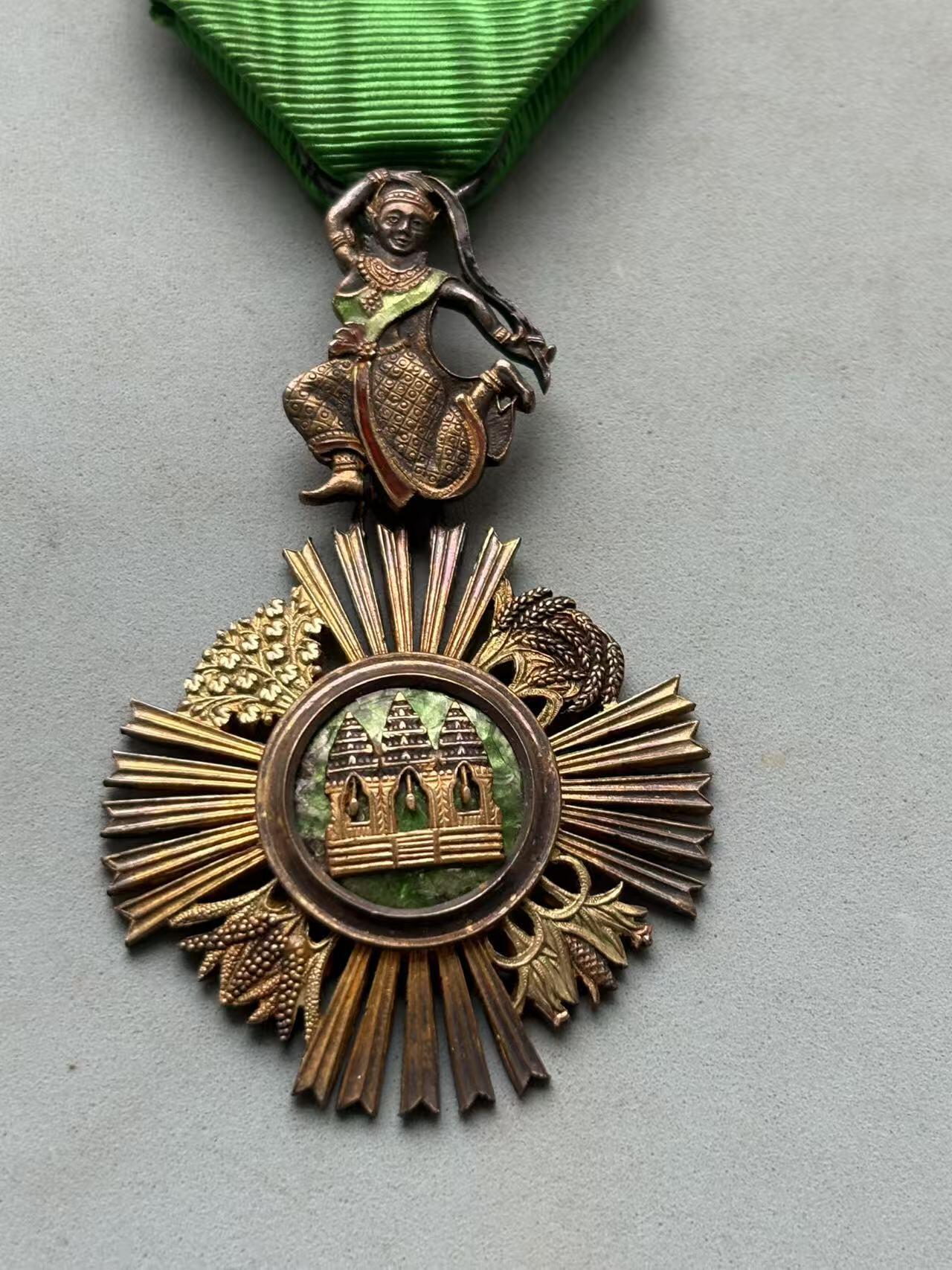 盛世勋华——号角文化勋章邮票专场拍卖第288期 柬埔寨骑士级索瓦塔拉皇家勋章 银制早期版 法国生产 带原盒 （授予在农业、经济和公共工程领域做出杰出贡献的人士）