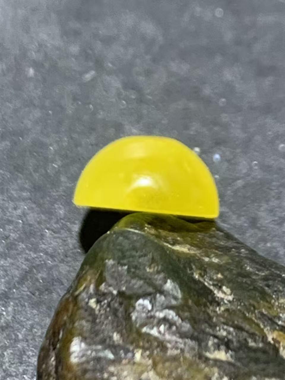 乌克兰蜜蜡随形蛋面一个，