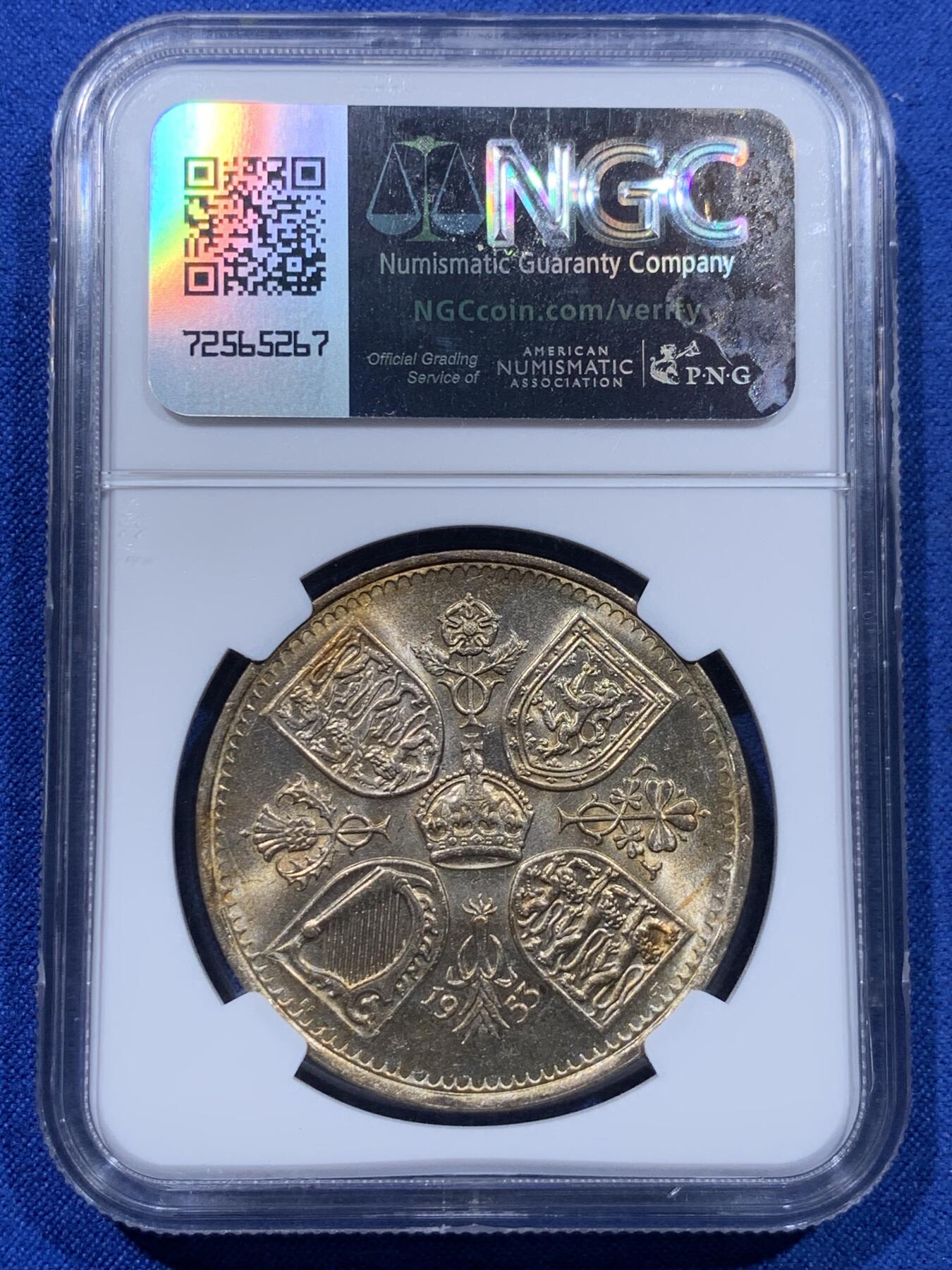 《竞宝斋》第437场 周日，周一2场连拍 （全场包邮） NGC MS65 英国1953年伊丽莎白二世女王登基纪念克朗，原汁原味淡金彩包浆，包浆醇厚浓郁，转光强烈细节优秀。