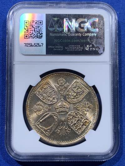 《竞宝斋》第437场 周日，周一2场连拍 （全场包邮） NGC MS65 英国1953年伊丽莎白二世女王登基纪念克朗，原汁原味淡金彩包浆，包浆醇厚浓郁，转光强烈细节优秀。