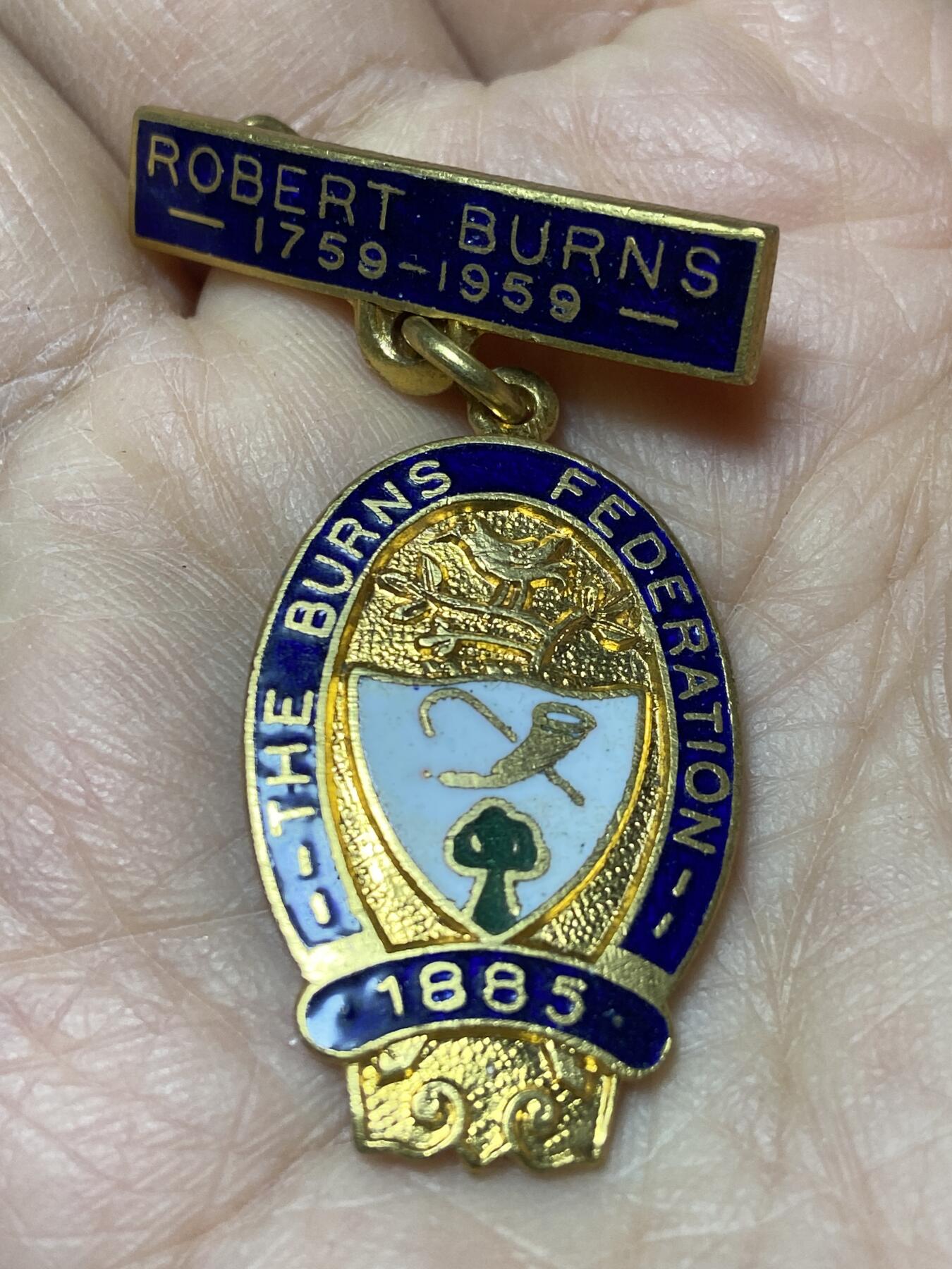 2025年第一百二十七场(总第一百五十三场）外国好品章牌、散币(免佣金) 镀金–苏格兰著名诗人罗伯特·彭斯诞辰200周年彭斯联合会纪念徽章，重9克