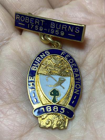2025年第一百二十七场(总第一百五十三场）外国好品章牌、散币(免佣金) - 镀金–苏格兰著名诗人罗伯特·彭斯诞辰200周年彭斯联合会纪念徽章，重9克