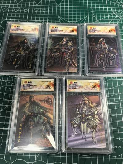 无佣金 不寄存 不收拍 链接少 我只是一个小小的卡牌收藏玩家  满150包邮非偏远  需要多宫大佬请私聊 部分卡牌设有底价（不想玩的那么累，即使有底价也会比市场价便宜的多，懂的自然懂） 拒绝小号抬价 大家放心拍 所有拍品部分套有卡膜 部分卡牌多宫 自制卡牌 不包厂瑕 放大镜 品控 勿拍 流拍商品会循环 感谢大家支持 留个关注 不定时上新 谢谢 - 百里卡牌 苍之飞鸿 虎啸龙吟礼盒 板凳五虎一套 4张爆金