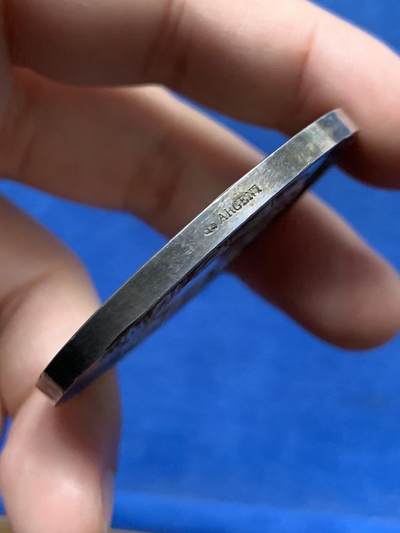 《竞宝斋》第437场 周日，周一2场连拍 （全场包邮） 射击节银质奖章，超高浮雕，人物生动，少见品，带原盒。正面图案：圣塞巴斯蒂安的手腕被绑在树干上，被三支箭刺穿。脚下是他的盔甲。直径：50.5mm，重：59.4g，丰饶角银标边铭。