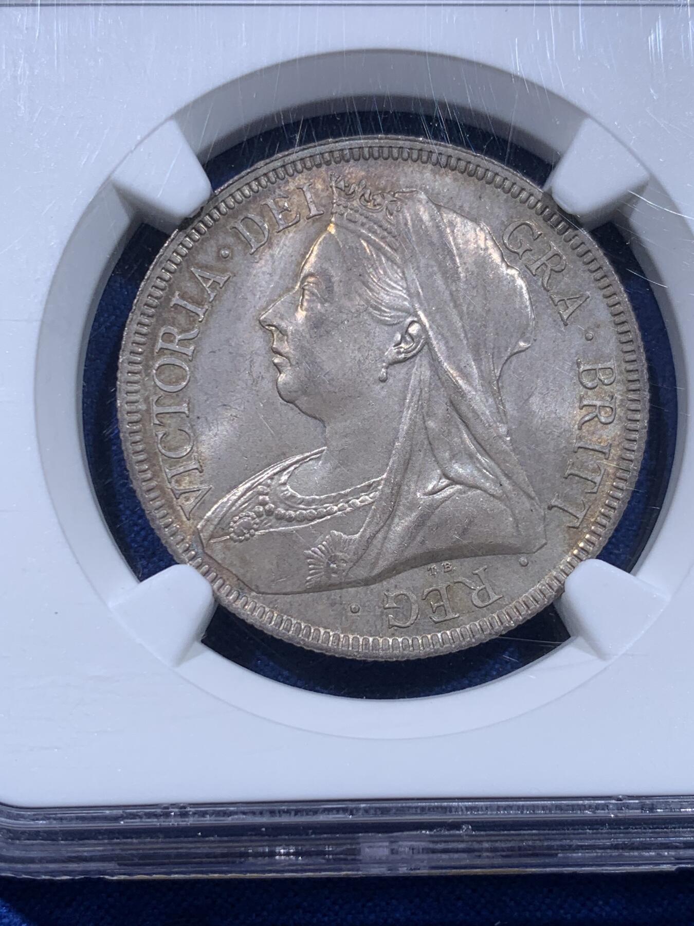 《竞宝斋》第437场 周日，周一2场连拍 （全场包邮） NGC MS65 英国 1893年 维多利亚披纱半克朗银币 香槟色包浆 细节非常不错