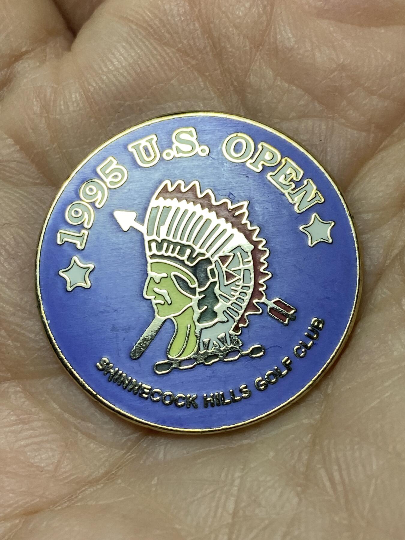 2025年第一百二十七场(总第一百五十三场）外国好品章牌、散币(免佣金) 1995年美国纽约辛纳科克山高尔夫俱乐部举办的第95届美国高尔夫公开赛纪念徽章(该赛事是高尔夫四大满贯之一)，重5.73克