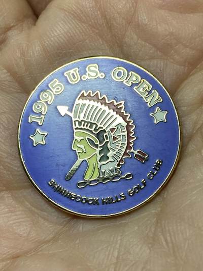 2025年第一百二十七场(总第一百五十三场）外国好品章牌、散币(免佣金) - 1995年美国纽约辛纳科克山高尔夫俱乐部举办的第95届美国高尔夫公开赛纪念徽章(该赛事是高尔夫四大满贯之一)，重5.73克