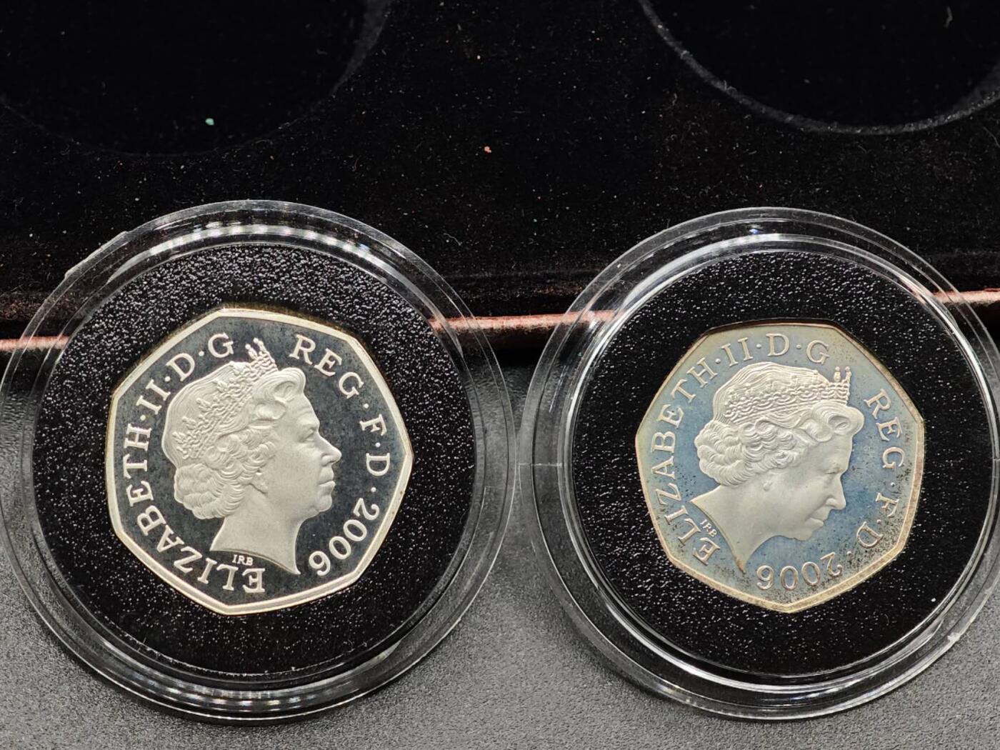 【淘币小摊】实时拍第七百九十五拍   银币套币场   满百包邮可预留二周 每周一统一发货   （稀少）2006年英国50便士2枚加厚精制银币套 维多利亚十字勋章 2X16克925银 发行量5千 盒证全