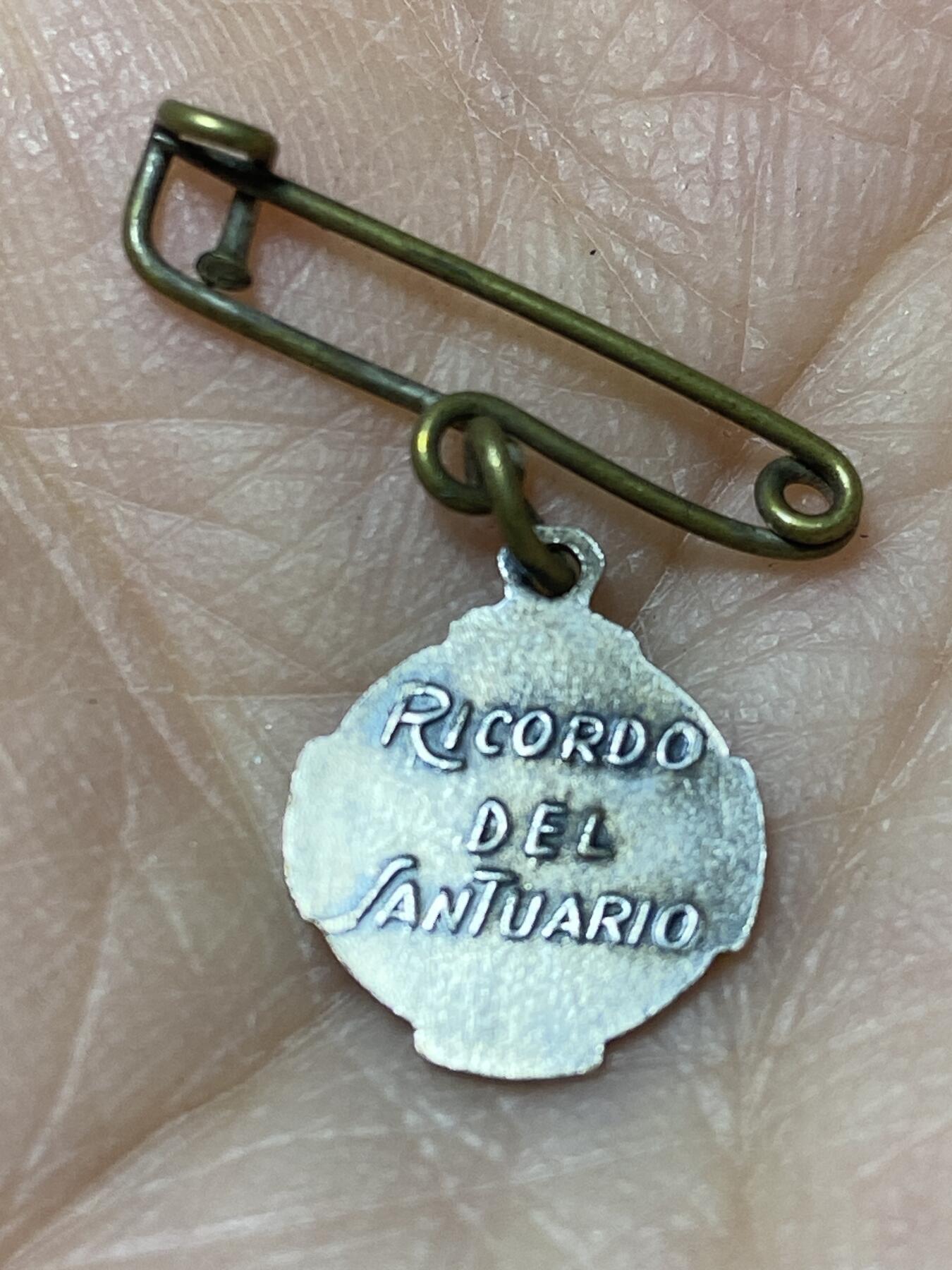 2025年第一百二十七场(总第一百五十三场）外国好品章牌、散币(免佣金) 葡萄牙🇵🇹圣物箱纪念章，重0.8克