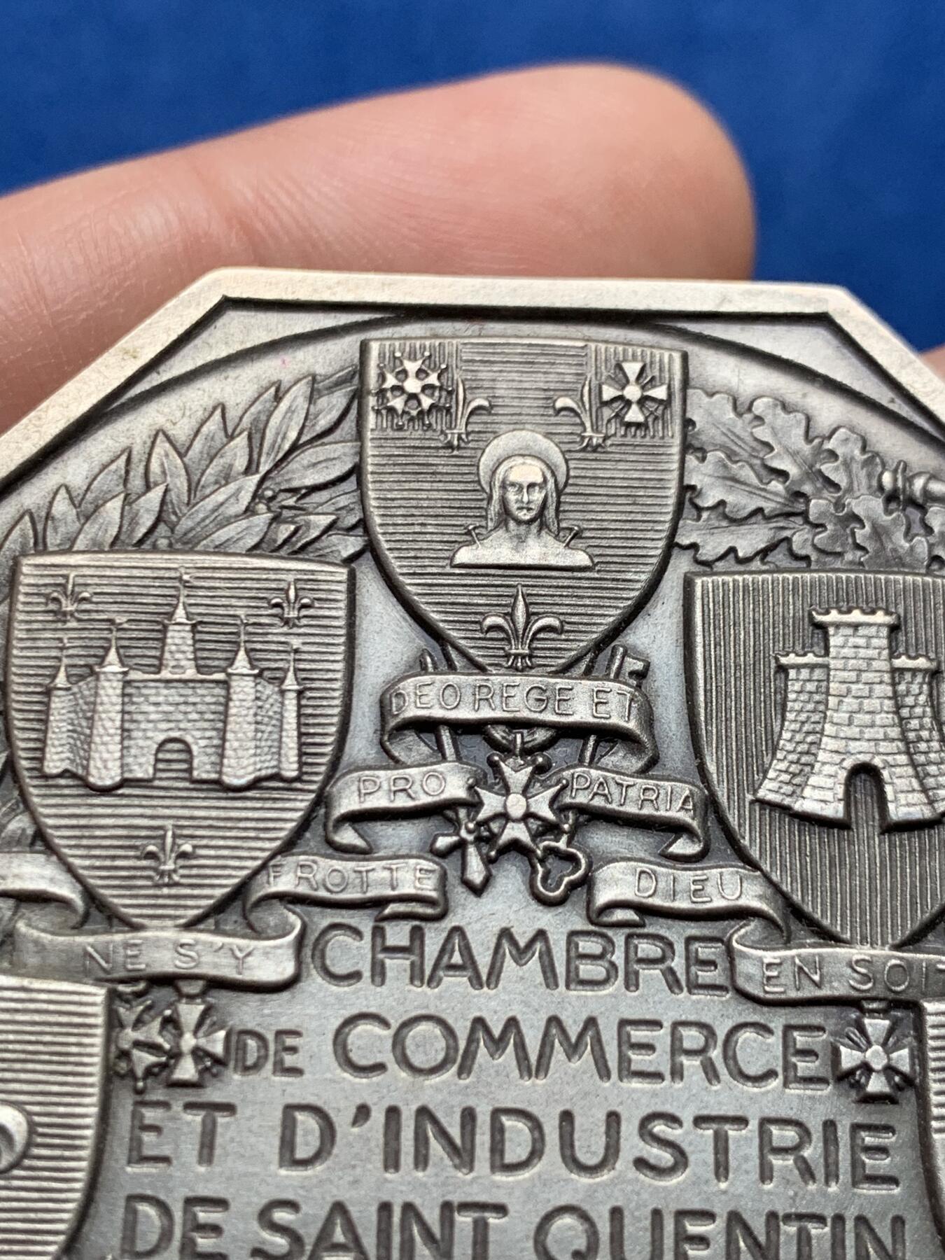 《竞宝斋》第437场 周日，周一2场连拍 （全场包邮） 法国埃纳省圣康坦工商会镀银大铜章，直径62.8mm，重约136.9g，边铭：1980 丰饶角BRONZE，正面刻画代表工农商的三位人物，少见。