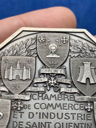 《竞宝斋》第437场 周日，周一2场连拍 （全场包邮） 法国埃纳省圣康坦工商会镀银大铜章，直径62.8mm，重约136.9g，边铭：1980 丰饶角BRONZE，正面刻画代表工农商的三位人物，少见。