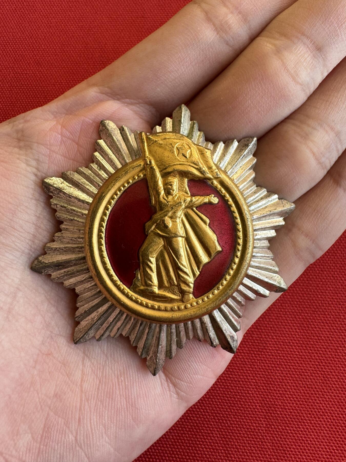 五哥徽章群   11号周二晚上八点4群联拍 朝鲜祖国解放战争胜利40周年纪念勋章