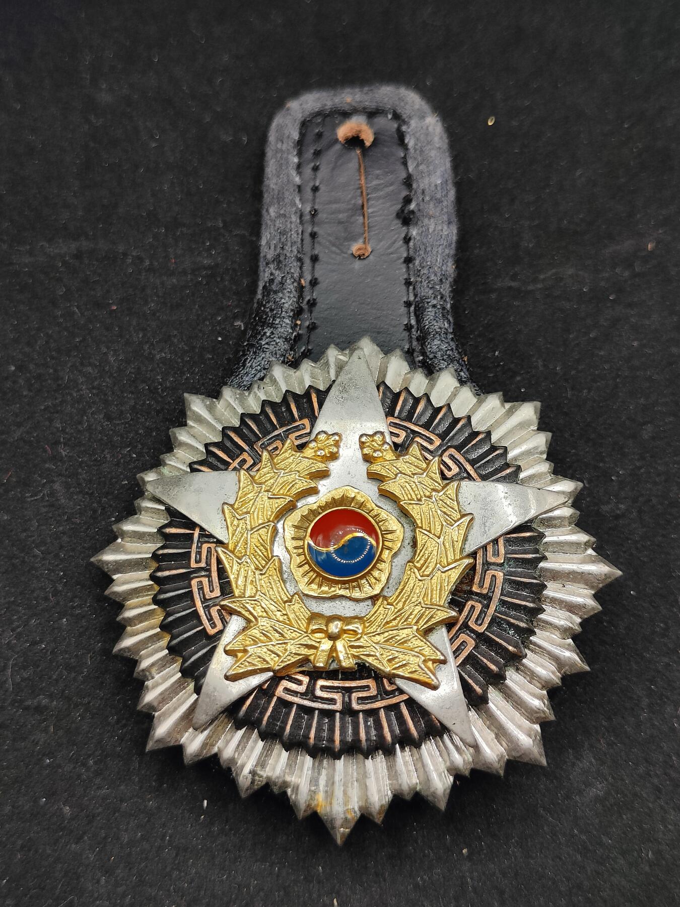 0元起拍勋章 第309期 咸鱼国勋章拍卖专场 11月12日（周三）下午6：00开始 韩国旧款陆军参谋总长胸挂 1979-1993 带原品皮褂