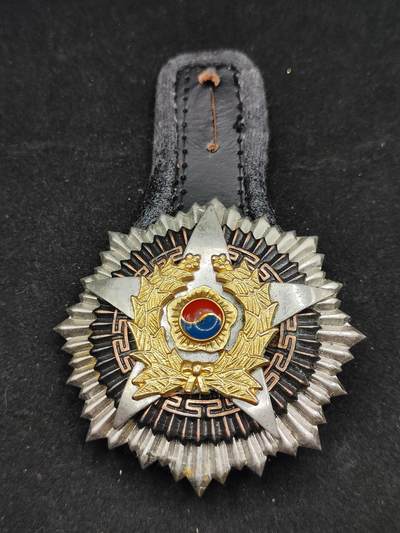 0元起拍勋章 第309期 咸鱼国勋章拍卖专场 11月12日（周三）下午6：00开始 - 韩国旧款陆军参谋总长胸挂 1979-1993 带原品皮褂