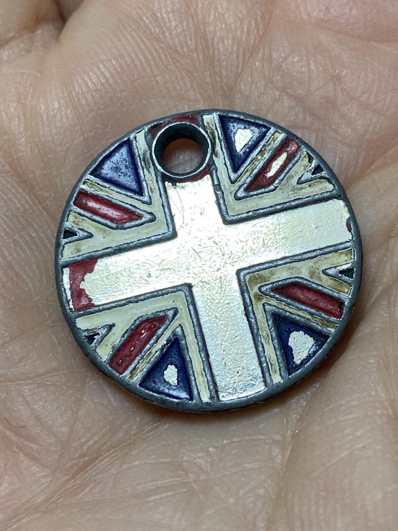 2025年第一百二十七场(总第一百五十三场）外国好品章牌、散币(免佣金) 英国🇬🇧国旗和购物车标牌，重6.9克