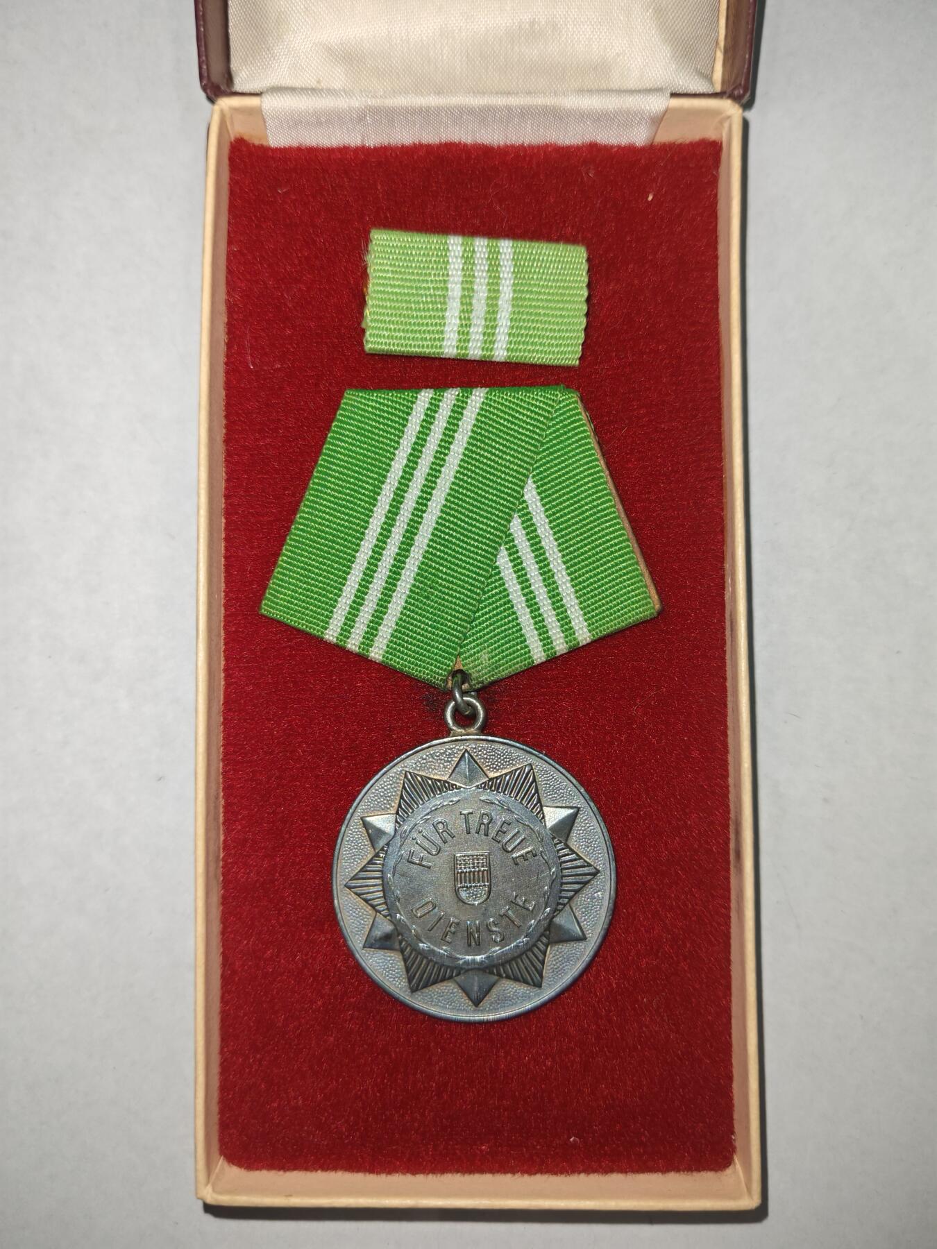 韵星假日精品2025秋季军品类拍卖会-- Rimey Holidays Boutique 2025 Autumn Militaria Sale 民主德国内务部银级忠诚服务奖章 早期无国徽版本