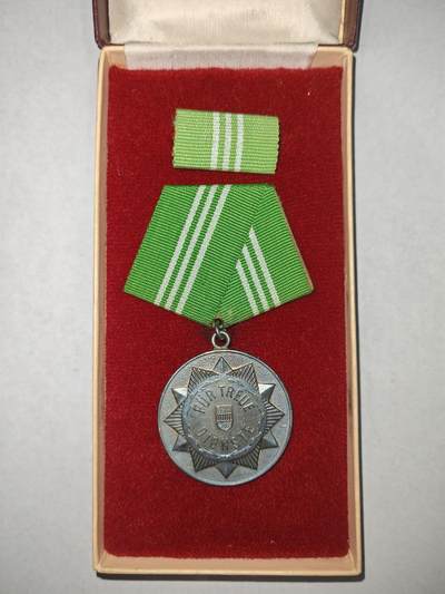 韵星假日精品2025秋季军品类拍卖会-- Rimey Holidays Boutique 2025 Autumn Militaria Sale - 民主德国内务部银级忠诚服务奖章 早期无国徽版本