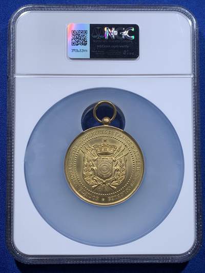 《竞宝斋》第437场 周日，周一2场连拍 （全场包邮） NGC MS64 约1890年代 法属阿尔及利亚殖民地射击节镀金大铜章，殖民地射击节非常稀少，个人首见，金水很足。经典的玛丽安娜女神+女性天使，华丽优美。加大加厚盒封装，收藏级高分