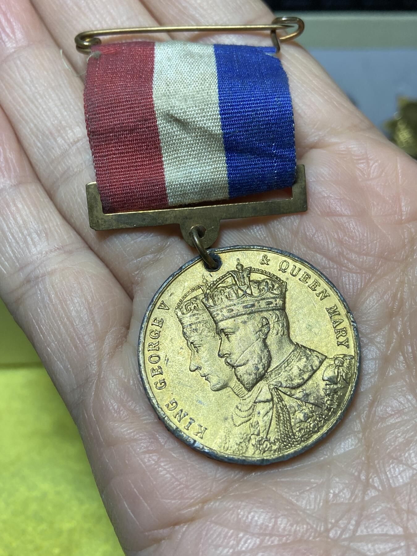 2025年第一百二十七场(总第一百五十三场）外国好品章牌、散币(免佣金) 英国🇬🇧1911年卡莱尔市–乔治五世和玛丽王后加冕庆典纪念章，重20克