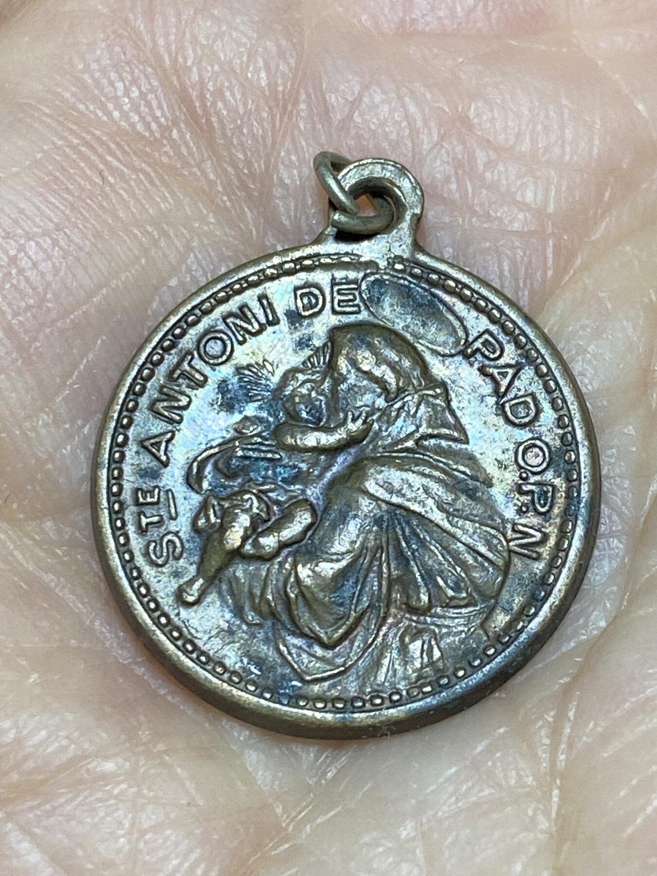 2025年第一百二十七场(总第一百五十三场）外国好品章牌、散币(免佣金) 帕多瓦的圣安东尼宗教圣牌，重3.29克