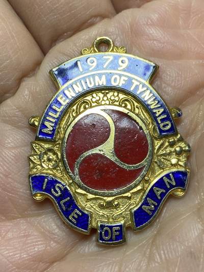 2025年第一百二十七场(总第一百五十三场）外国好品章牌、散币(免佣金) - 少见珐琅彩–马恩岛1979年廷瓦尔德议会机构千禧年纪念章-(廷瓦尔德（Tynwald）是马恩岛的议会机构，其历史可追溯至公元979年，1979年是该议会成立1000周年的纪念年份)，重10.33克