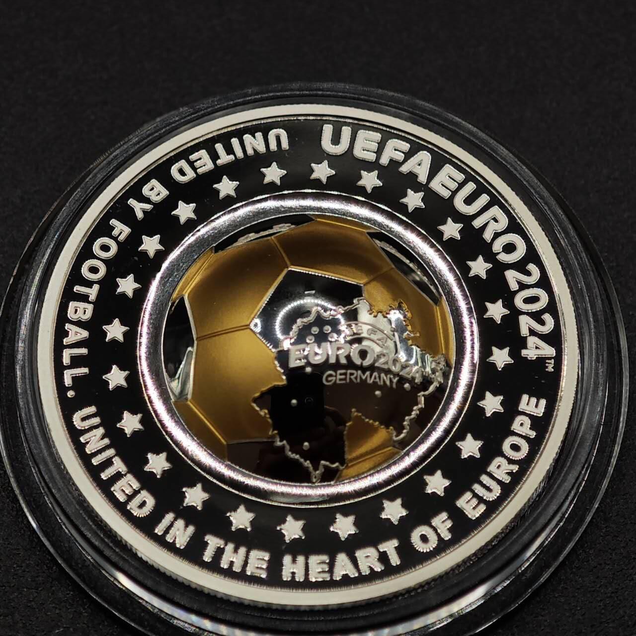 【淘币小摊】实时拍第七百九十五拍   银币套币场   满百包邮可预留二周 每周一统一发货   （罕见）2024年哈萨克斯坦100坚戈精制高浮雕镀金银币 2024年欧洲杯 20克925银镀0.03克999金 发行量2500 盒证全 国外售价在7百以上不含运费和税！