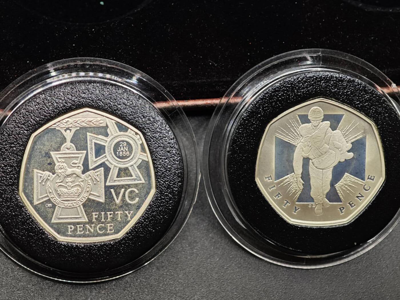 【淘币小摊】实时拍第七百九十五拍   银币套币场   满百包邮可预留二周 每周一统一发货   （稀少）2006年英国50便士2枚加厚精制银币套 维多利亚十字勋章 2X16克925银 发行量5千 盒证全