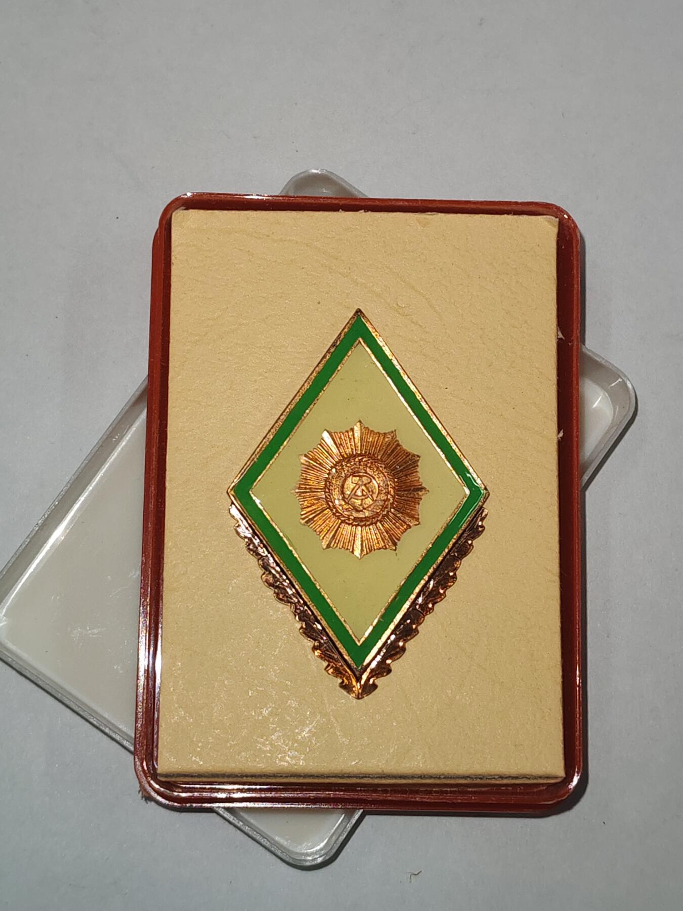 韵星假日精品2025秋季军品类拍卖会-- Rimey Holidays Boutique 2025 Autumn Militaria Sale 民主德国内务部警察学院毕业生校徽带原盒