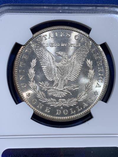 《竞宝斋》第437场 周日，周一2场连拍 （全场包邮） NGC MS65 美国1880年摩根银币S版，转光强烈细节优秀，正面月牙淡金包浆，背面PL状态。